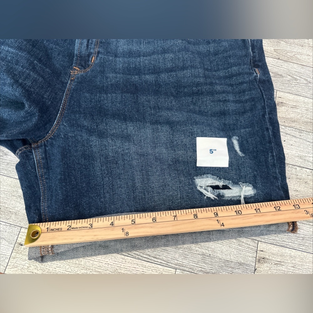 NWT Old Navy Women’s Size 18 Mid Rise Denim Shorts 5” Inseam Distressed Cuffed - Picture 6 of 7